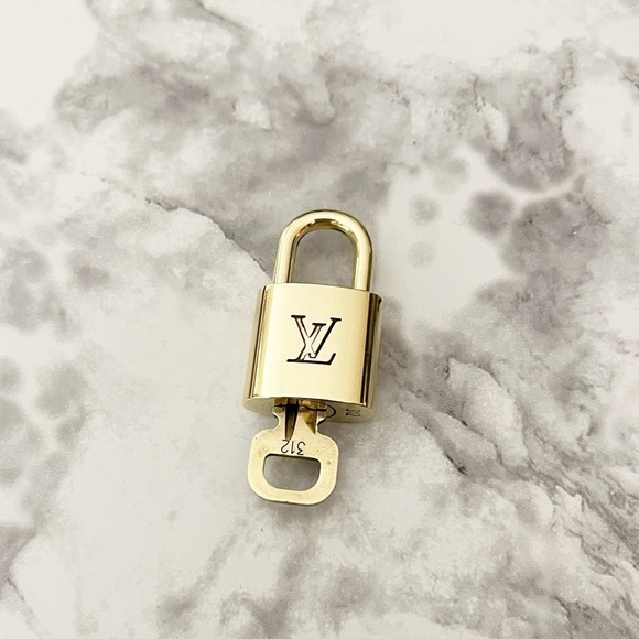 LOUIS VUITTON PadLock & Key #312 w/ 14k Gold Plated Unbranded Necklace - Picture 4 of 7